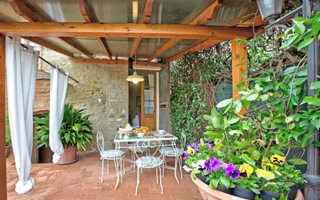 Francigena Pergola Apartment Shared Pool