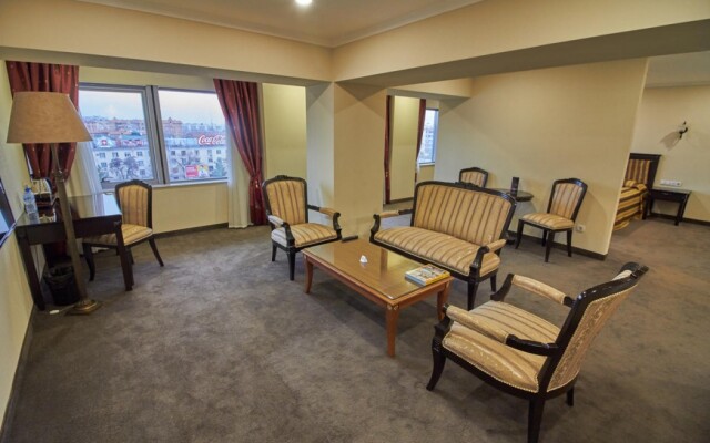 Grand Mir Hotel