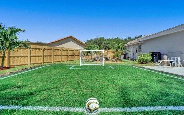 7 Br Home with Pool Gameroom & Soccer