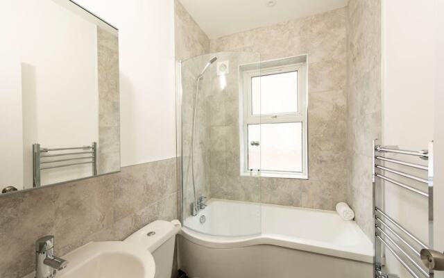 Modern Sleeps 5 - 1BR Home in Manchester