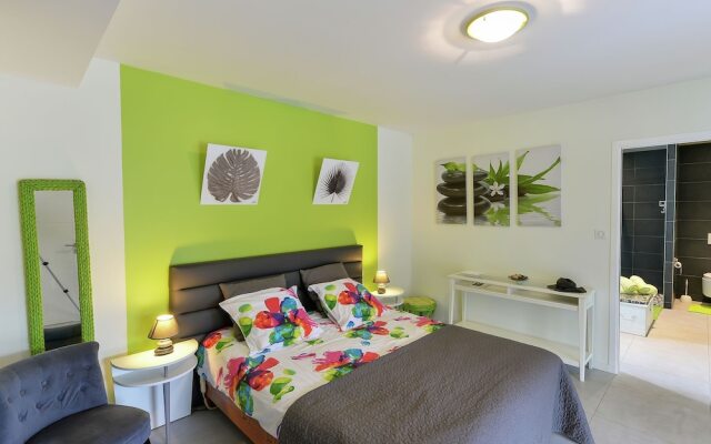 Welcoming Villa in Fouesnant With Swimming Pool