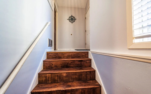 Buoyant Place Hang Out 2 Private Studio Homes!