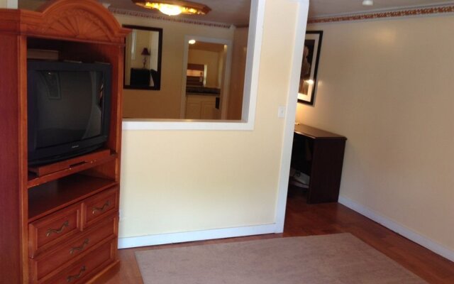 The Crest Inn Suites and Cottages