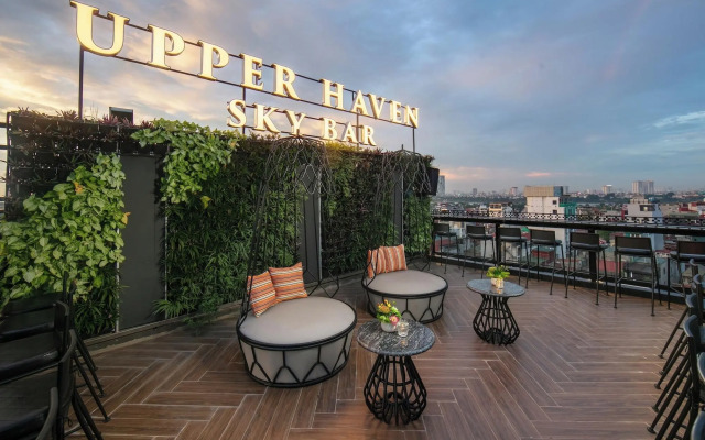 May de Ville Crown Hotel