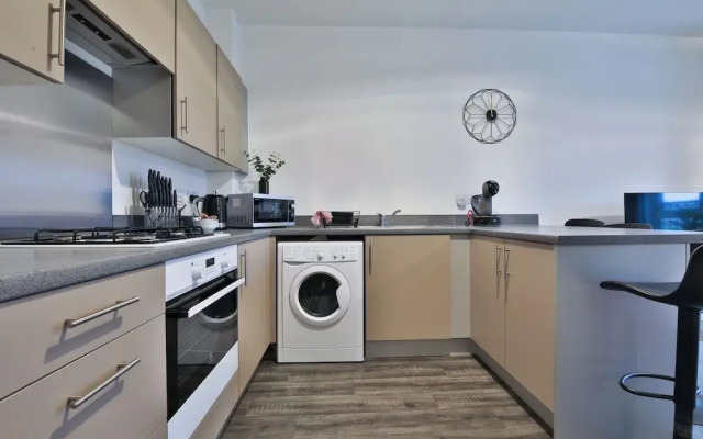 2 Bed Flat with Parking Near Waterfront
