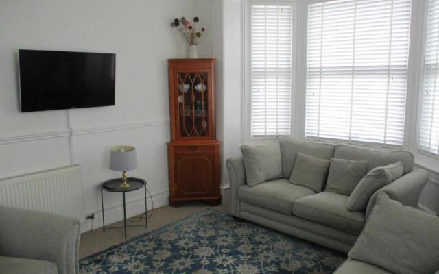 Lovely, Spacious, 3 Bedded, First Floor Apartment