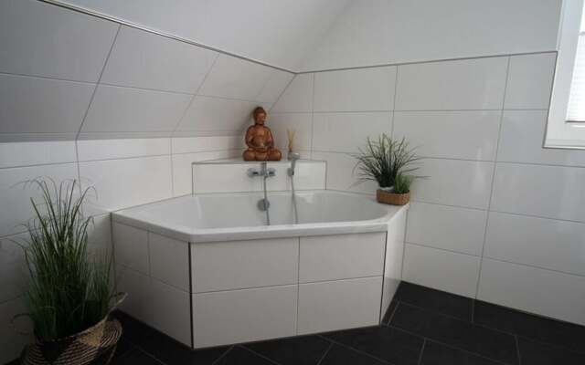 Haus Seeblick Modern Retreat