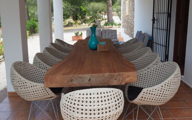 Charming Holiday House Within Walking Distance of Cala Llonga Beach and Village