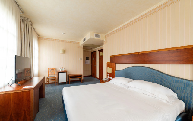 PHI Hotel Astoria