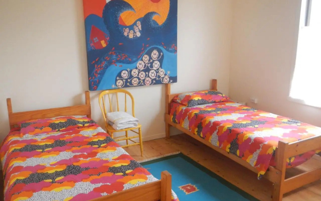 Yarram Cottage: Art and Accommodation – Guest Rooms – Yarram