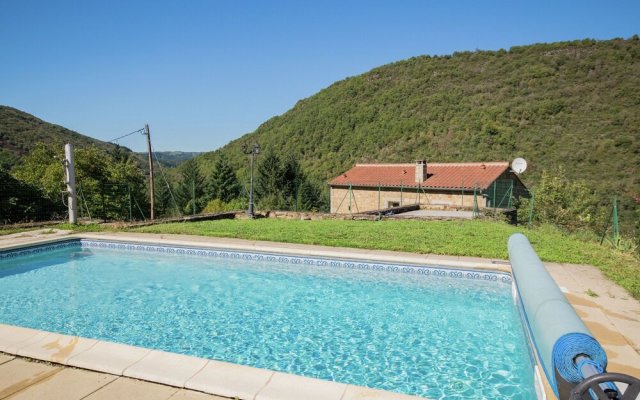 Modern Holiday Home with jacuzzi in Brousse-le-Chateau