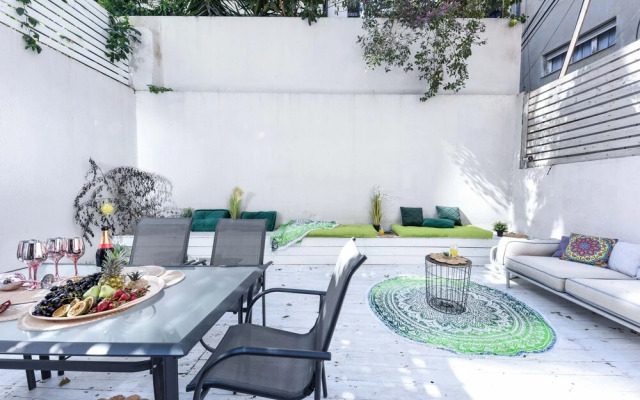 Beautiful Interior with Private Outdoor