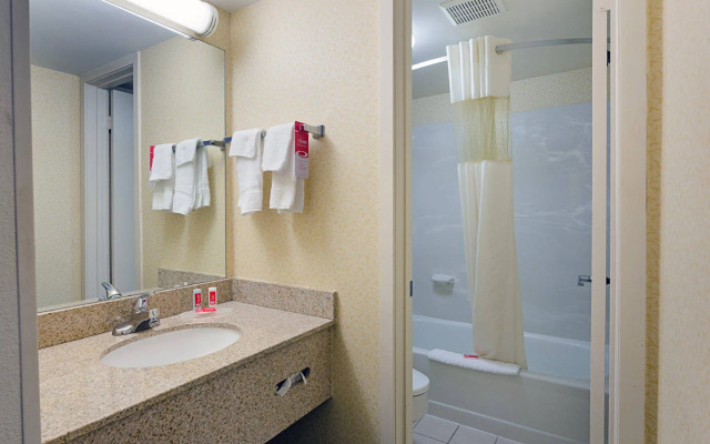 Econo Lodge Inn and Suites