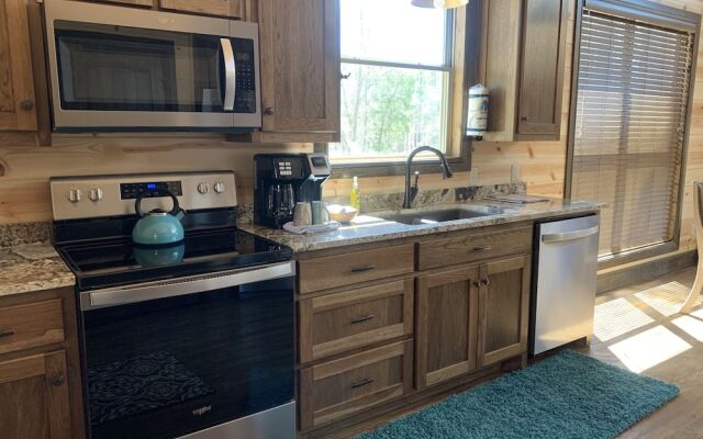 Standing Bear Studio Cabin With Hot Tub on the Deck by Redawning