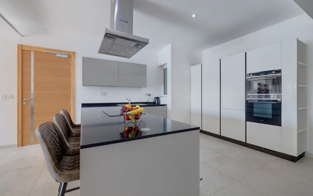 Superlative Apartment With Valletta and Harbour Views