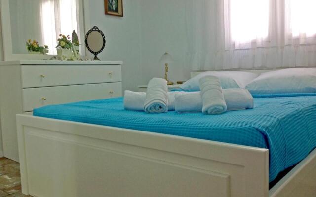 Villa Fofo - Beautiful Sea Front Villa with 650m2 garden