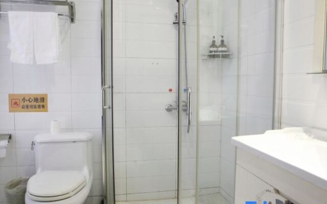 Zhongyi Light Luxury Cloud Hotel (Anqing City Renmin Road Pedestrian Street Xiaosu Road Branch)