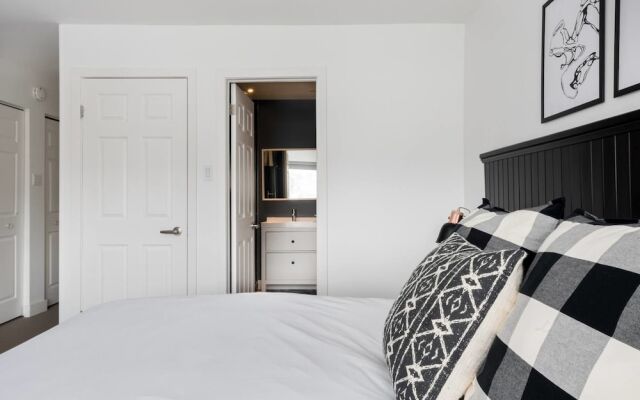 Commodious Condominium in Tranquil Lakeside Setting
