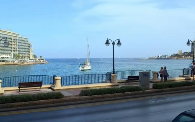 Spinola Seafront Apartment
