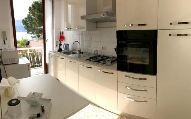 4 bedrooms villa at Ranco 100 m away from the beach with lake view private pool and enclosed garden