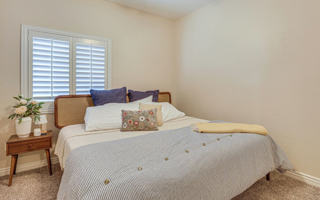 Family-friendly Goodyear Oasis: Fire Table, Pool!