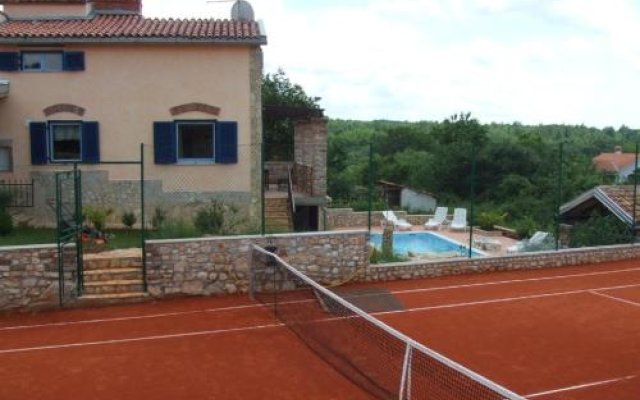 Villa in Visnjan with Tenniscourt (684)