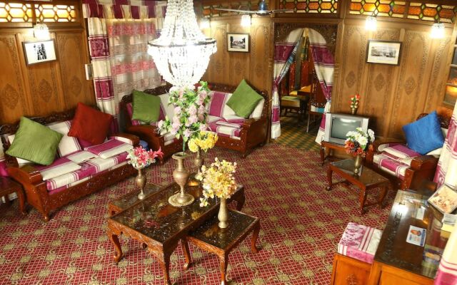 Aziz Palace Group of Houseboats