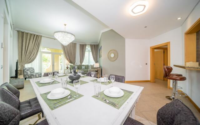 Luton Vacation Homes - Shoreline Apartment with Beach access