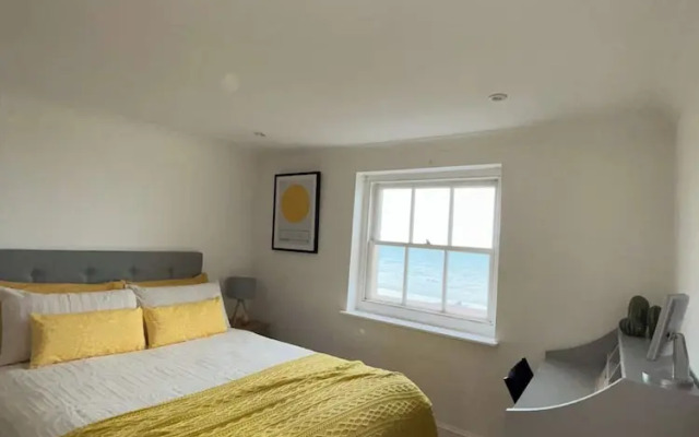 Townhouse on the beach by Urban Roost