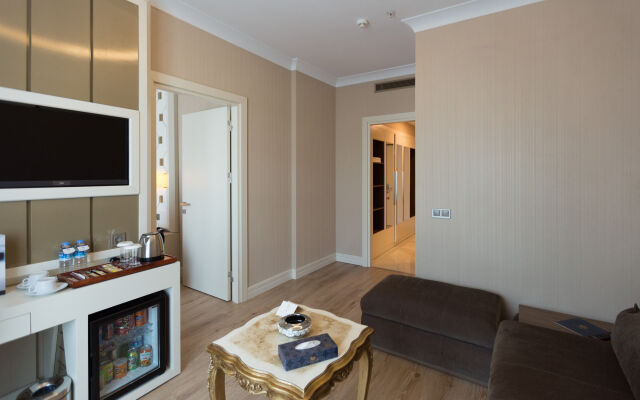 The Grand Mira Hotel