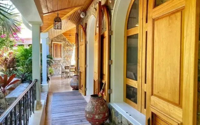 Luxury 7BR Waterfront Villa w Instaviews Boat