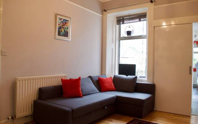 Garden Home Near City Centre With Parking, Sleeps 5