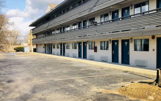 Motel 6 Columbus, OH - Quarter Horse