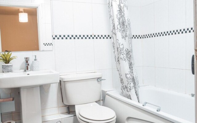 Short Stay Bristol - Oakfield Apartment
