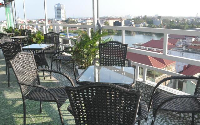 Rose Hotel