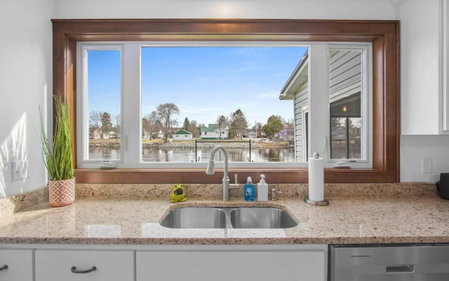 Riverfront Kayaks Bay Access Sleeps 15