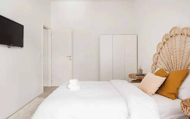 Renovated Large 3Rm Apartment 5 Min From The Beach