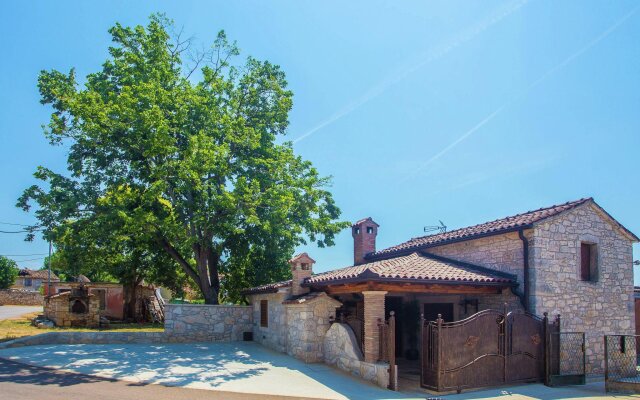 Rustically furnished holiday home with its own tavern, only 5 km from Porec
