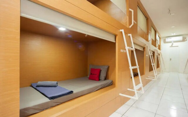RedDoorz Hostel near Taman Puring