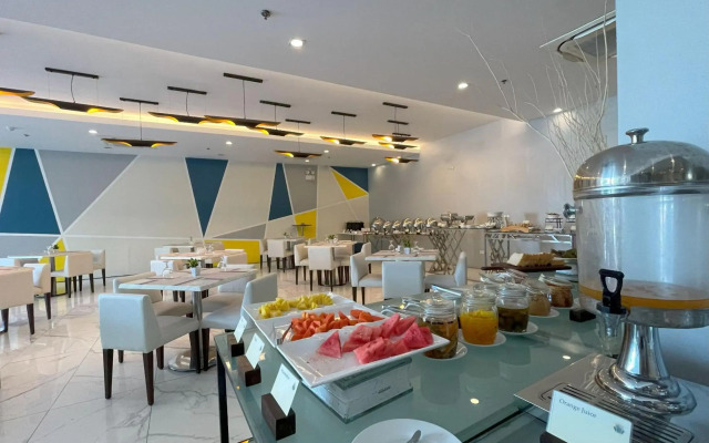 The Golden Peak Hotel & Suites powered by Cocotel