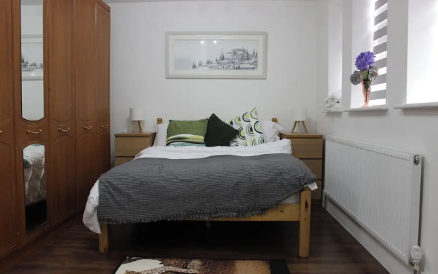 Contemporary 2bed House With Parking