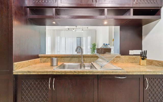 Monty - Stylish Apartment with Partial Burj Khalifa View