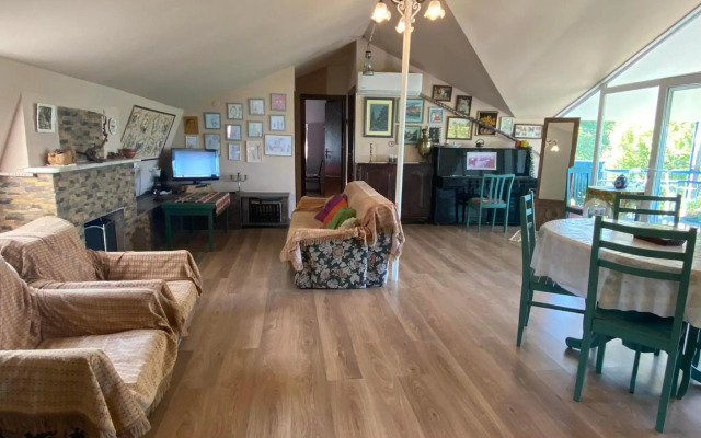 Nino's Veranda Apartment