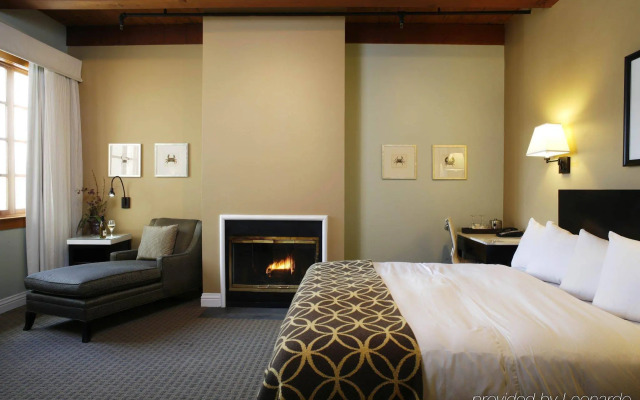Waters Edge Hotel