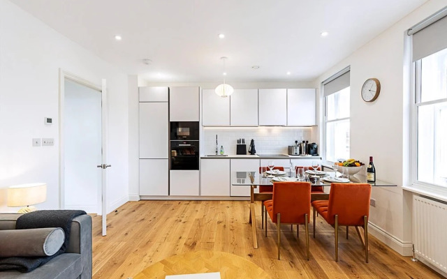 Light & Luxury Chelsea Apartment: Private Balcony!