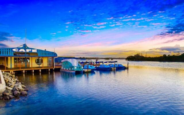 26 Wallis View - Opposite the Lake - 3 Bedroom Apartment