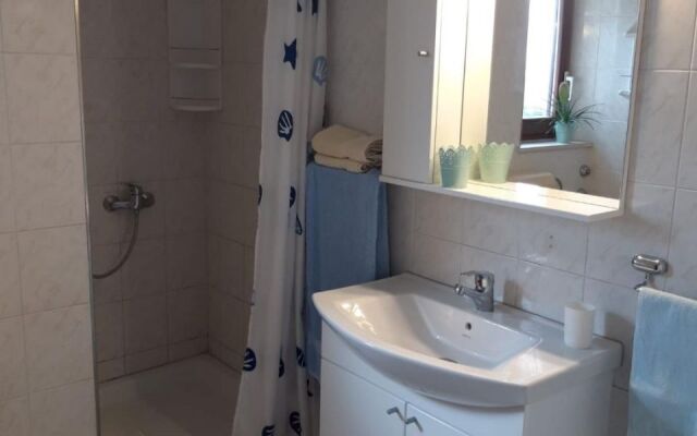 Apartment Damir - on the sea side : A3 Tribunj, Riviera Sibenik
