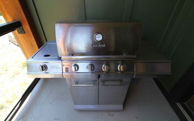 Solstice 18 Beautiful and Modern, Private Washer Dryer, Close to Eagle Lodge by RedAwning