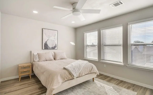 Pets Welcome: Newly Built Abode In Canyon!