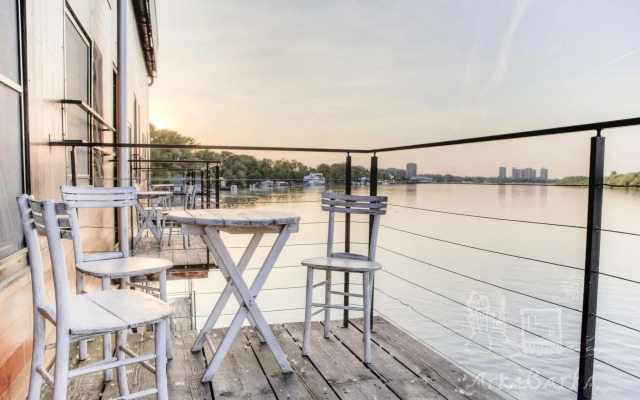 Arkabarka Floating Hostel